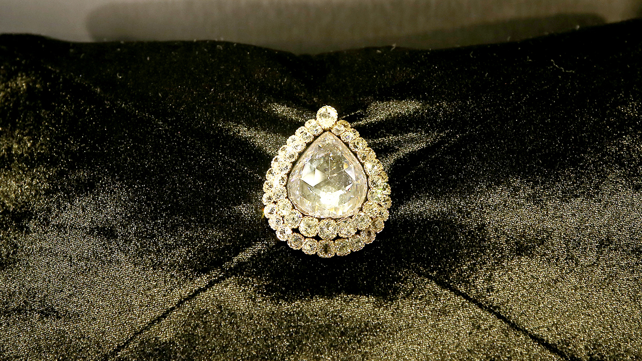 Topkapı Sarayı`nın Cumhurbaşkanlığı Milli Saraylar İdaresi Başkanlığı`na devrinden sonra, depolarda muhafaza edilen paha biçilmez hazineler gün yüzüne çıkarılmaya başlandı. 