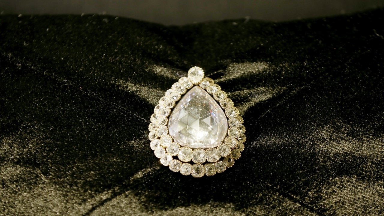 Bir süredir sergilenemeyen, geçtiğimiz günlerde tekrar Topkapı Saray`ında ziyarete açılan, aralarında Kaşıkçı Elması`nın da bulunduğu bazı eserler, basına gösterildi.