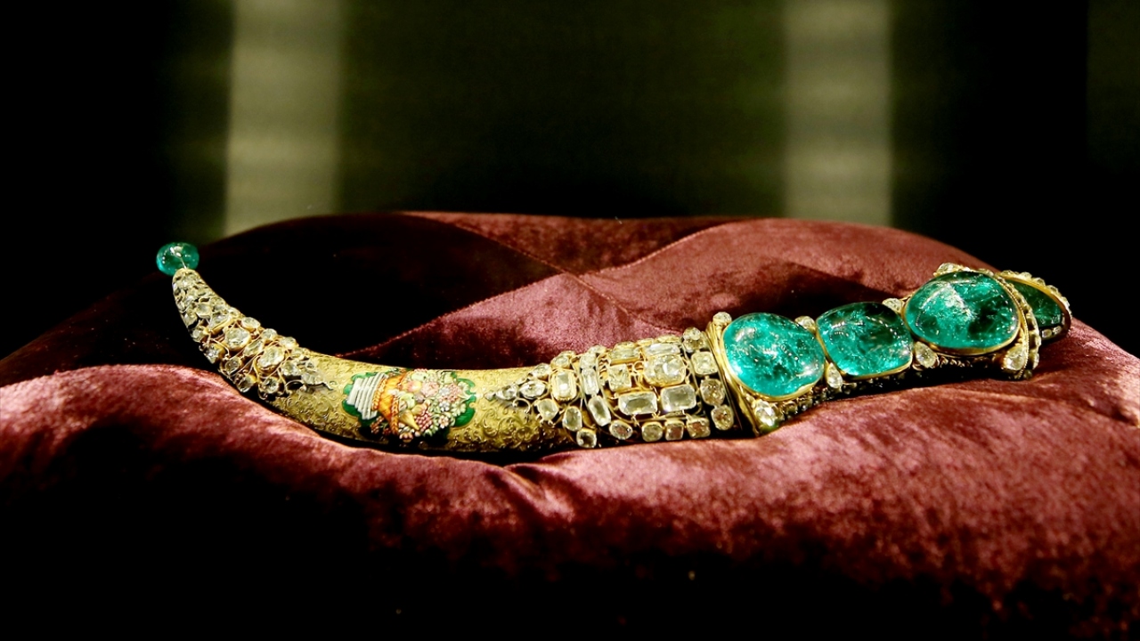 Tüm dikkatleri üzerine çeken, etrafı 49 adet iri pırlantayla çevrili "Kaşıkçı Elması", sergiye açıldığından bugüne yoğun ilgiyle karşılandı.