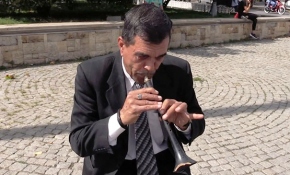 Farklı müzik aletlerine ses veren görme engelli müzisyen