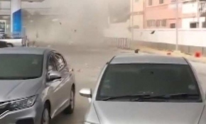 Tayland'da akaryakıt istasyonundaki hortum kamerada