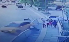 5 kişi beton bariyerlerin altında kalmaktan son anda kurtuldu