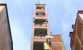 Kocaeli'ndeki 8 katlı bir bina sadece 2 metre genişliğinde