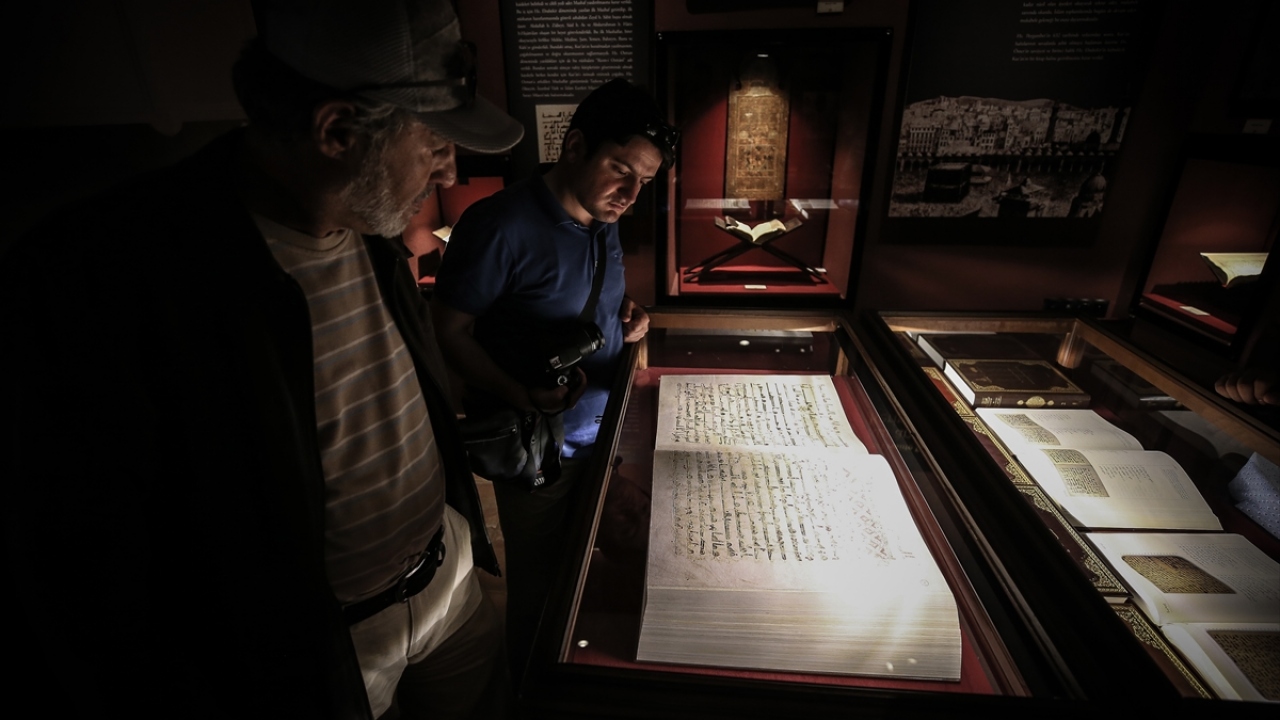 Yüzyıllar boyunca birçok ilim adamı yetiştiren, Fatih Sultan Mehmed`in hocası Molla Gürani`nin de müderrisliğini yaptığı medrese, restorasyonun ardından Muradiye Kur`an ve El Yazmaları Müzesi olarak hizmet veriyor.