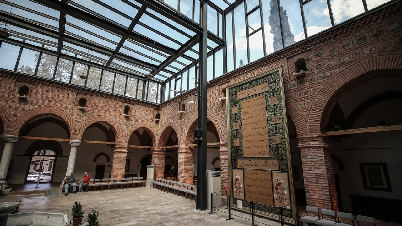 En eskisi 1772 tarihli, çoğunluğu el yazması 475 parça eserin sergilendiği müzeye, tez araştırmaları için akademisyenler ve öğrenciler de geliyor.