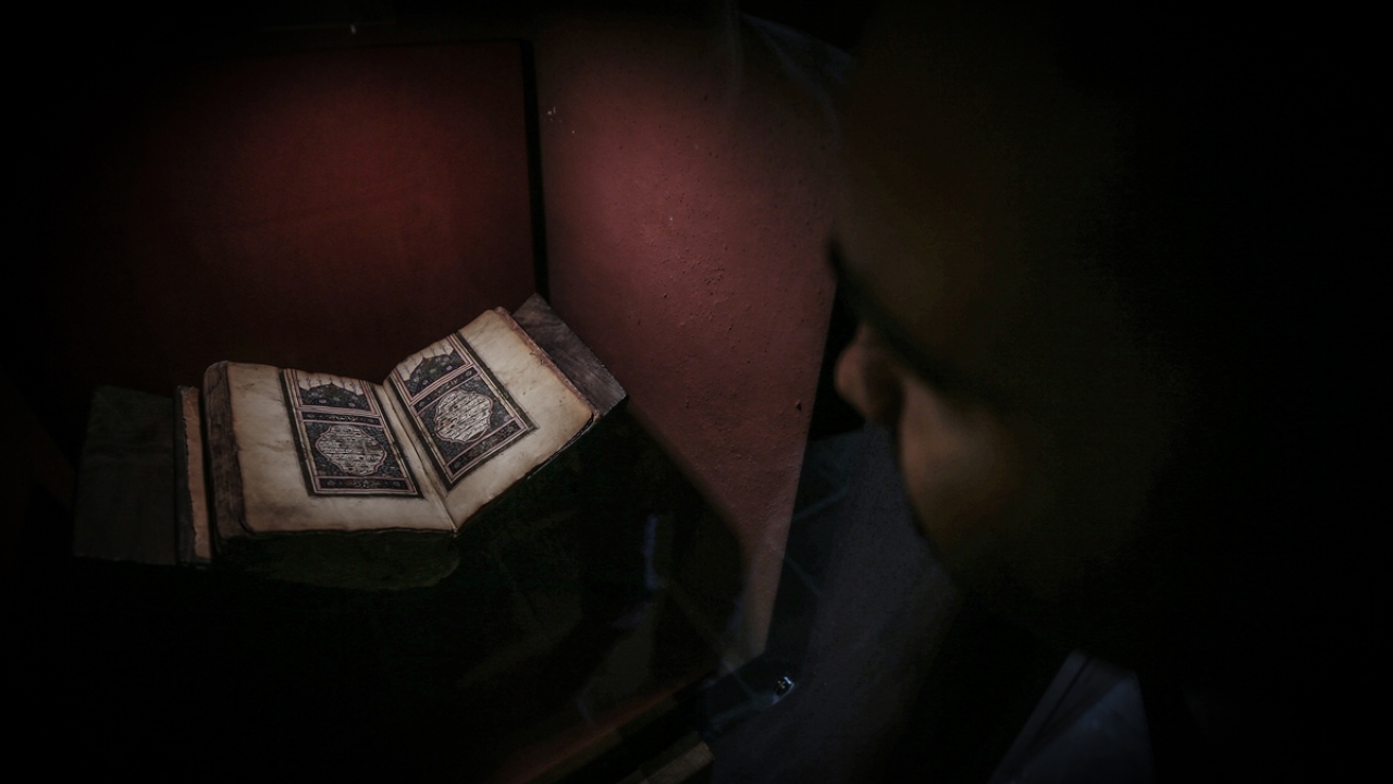 Aydın, müzede Sultan 1. Murad`ın sanduka örtüsü ve Bursa`da medfun diğer padişahların isimlerinin yazılı olduğu levhaların da sergilendiğini aktardı.