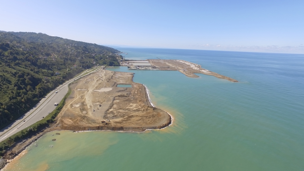 Rize Valisi Kemal Çeber, devam eden Rize-Artvin Havalimanı inşaatında günde 120 bin ton dolgu yapıldığını ve bugün itibarıyla yaklaşık yüzde 44`ünün tamamlanmış durumda olduğunu söyledi.