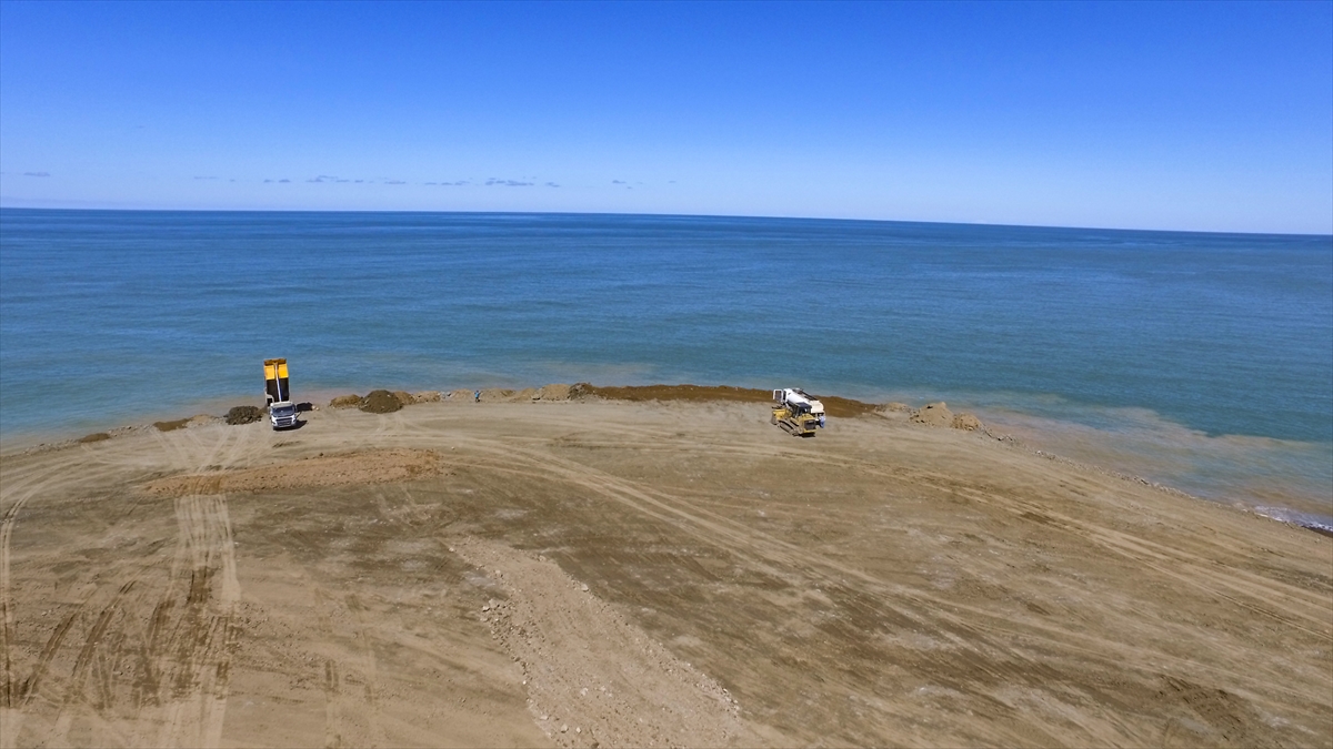 Bu yıl Türk Hava Yolları`na en çok ulaşan şikayetlerin Doğu Karadeniz`deki bilet fiyatları ve uçak azlığı olduğunu aktaran Çeber, açılacak Rize-Artvin havalimanıyla bu sorunları da aşmayı umut ettiklerini dile getirdi.