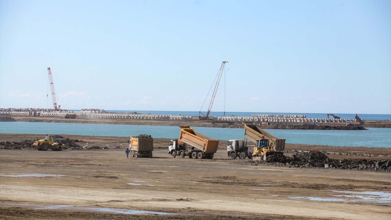 Uluslararası konvansiyonel boyutta yapılacak havalimanının, 3 bin metreye 45 metrelik pisti, 265 metreye 24 metrelik taksi yolu denilen bağlantı yolu ve 300 metreye 120 metrelik de apronu bulunacak.