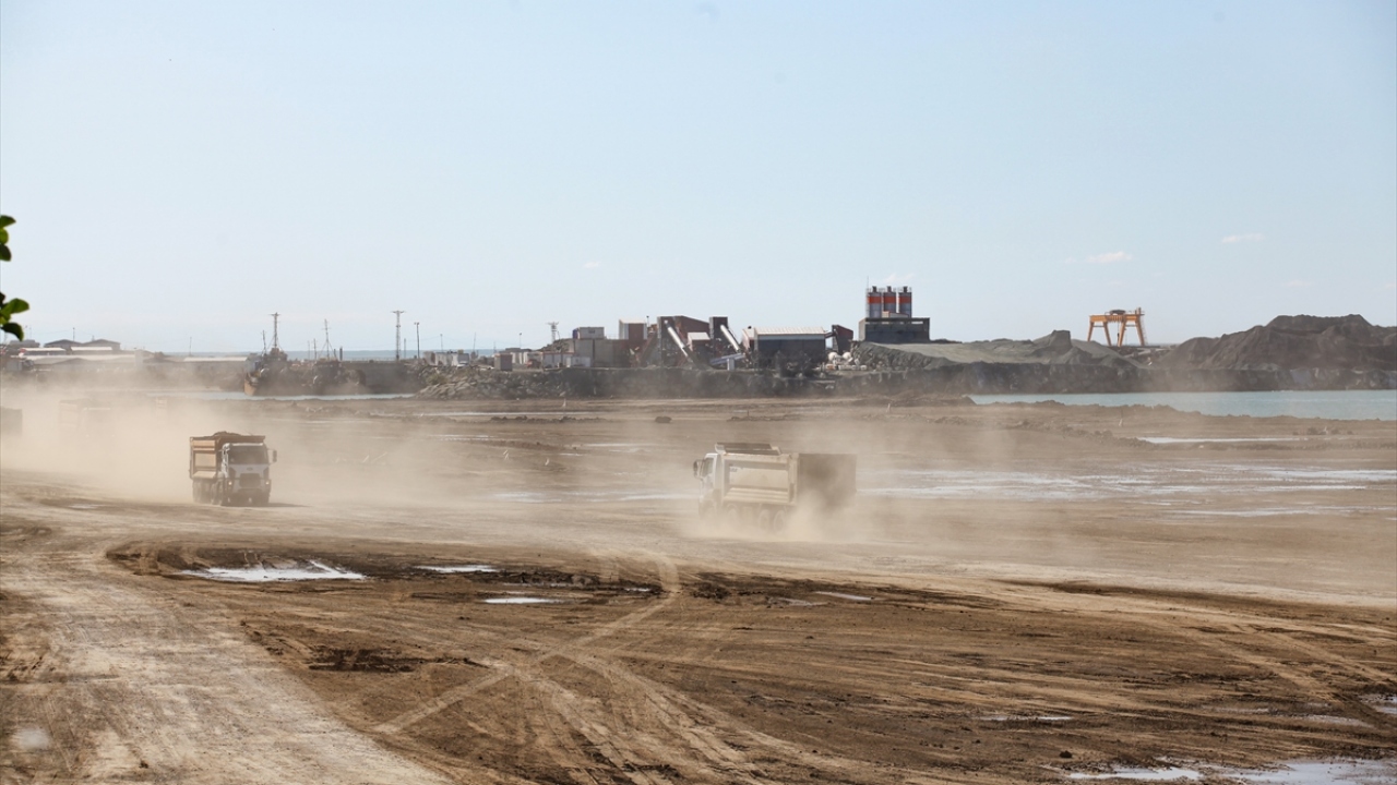 Havalimanı için 25 milyon ton taş dolgu olmak üzere toplam 88,5 milyon ton dolgu yapılması planlanıyor.