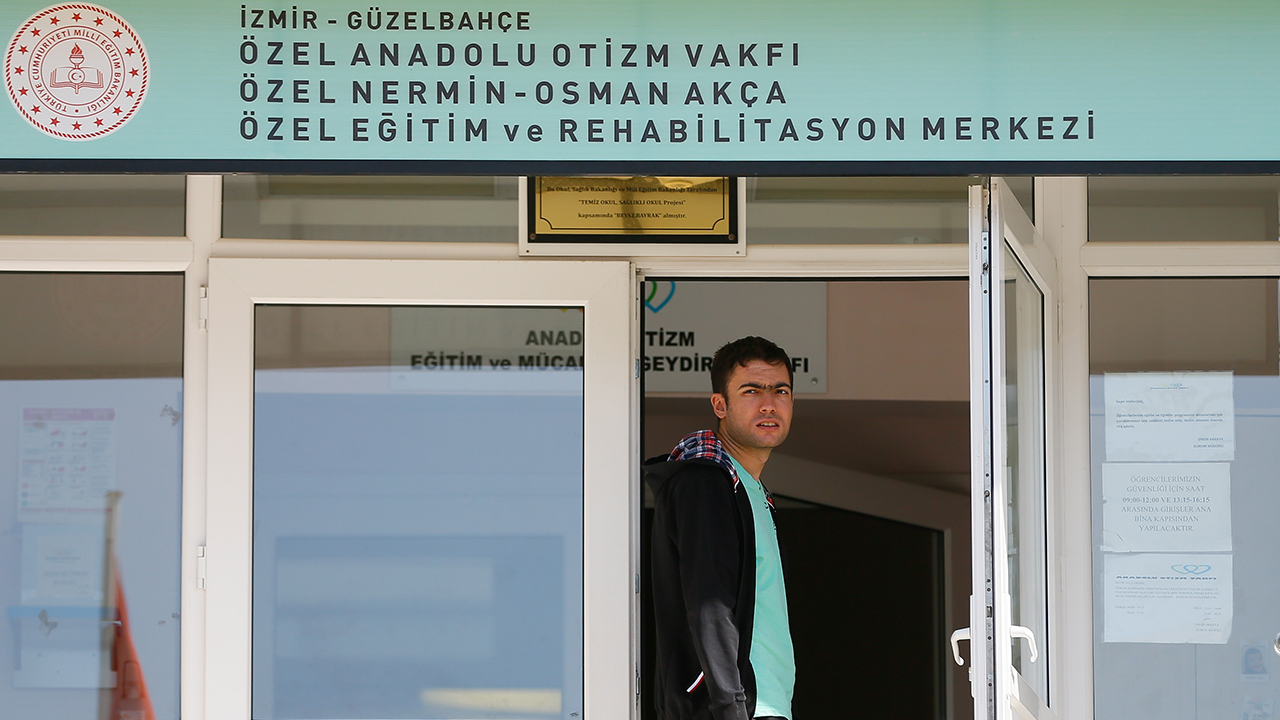 Denizli`de yaşadıkları 1997 yılında 1,5 yaşında olan oğulları İzzet Alp`teki iletişim eksikliği sorununu fark eden Hasan ve Fatma İncekara çifti, çocuklarını doktora götürdü ancak yapılan tetkiklerde herhangi bulguya rastlanmadı.