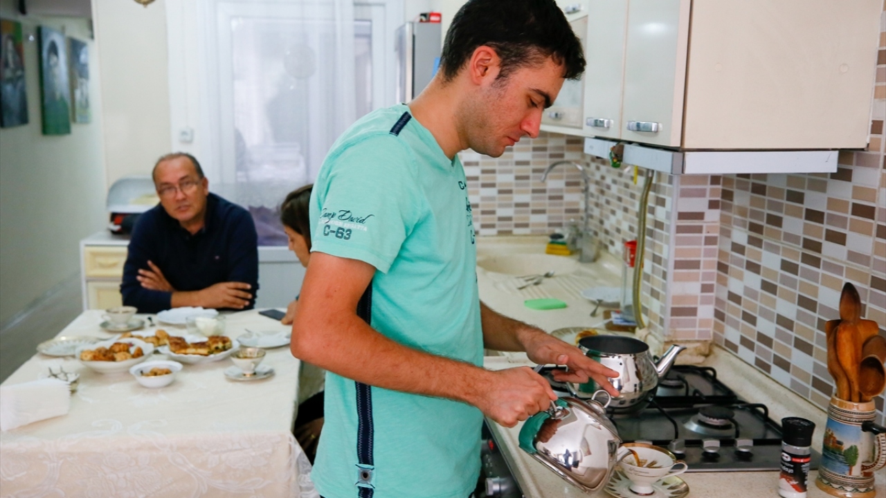 Türkiye`ye 2003`te dönüş yapan İncekara çifti, çocuklarında devam eden sağlık sorununa çare bulmak amacıyla hastaneye başvurdu. Doktorlar tarafından 8 yaşındaki İzzet Alp`e otizm ve asperger sendromu teşhisi konuldu.