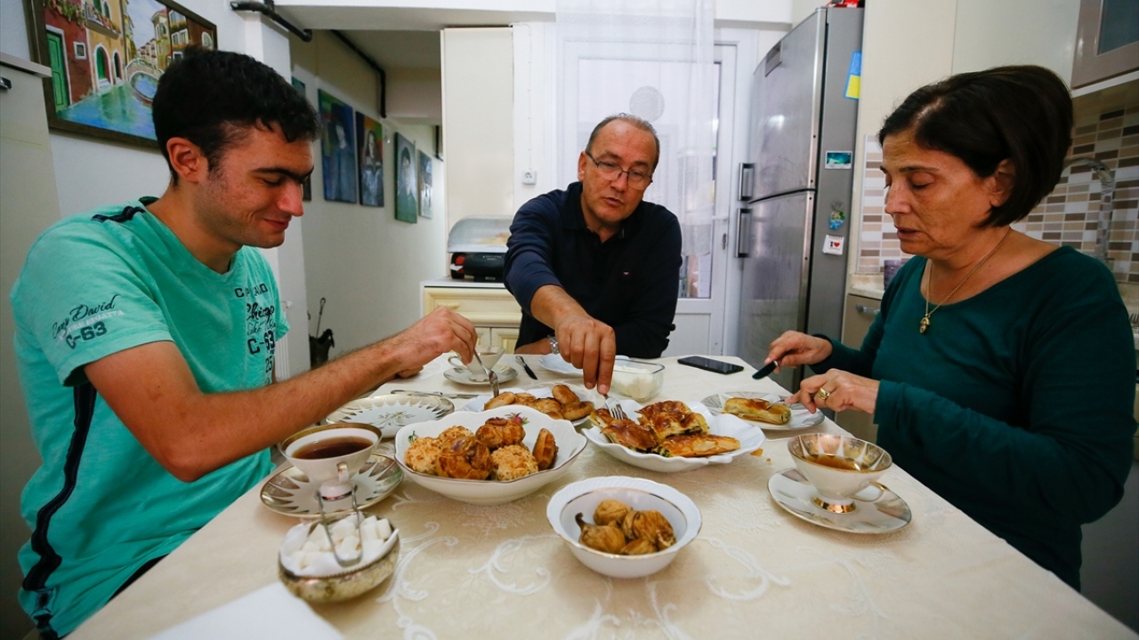 Bir dönem eğitim hayatını Azerbaycan ve İzmir`de sürdüren İzzet Alp, 2015`te özel bir üniversitenin bilgisayar programcılığı bölümünden mezun oldu.