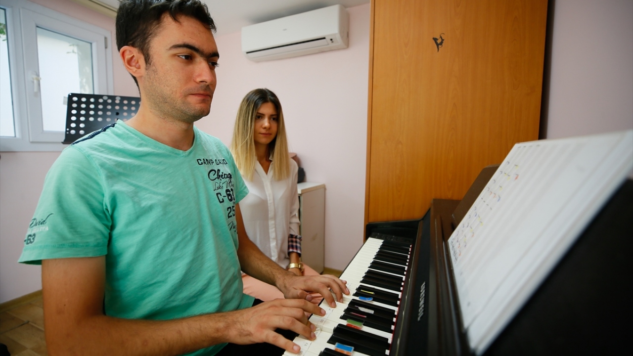 Mücadeleci ruhuyla dikkati çeken İzzet Alp, otizmlilere ve onların ailelerine örnek oluyor.