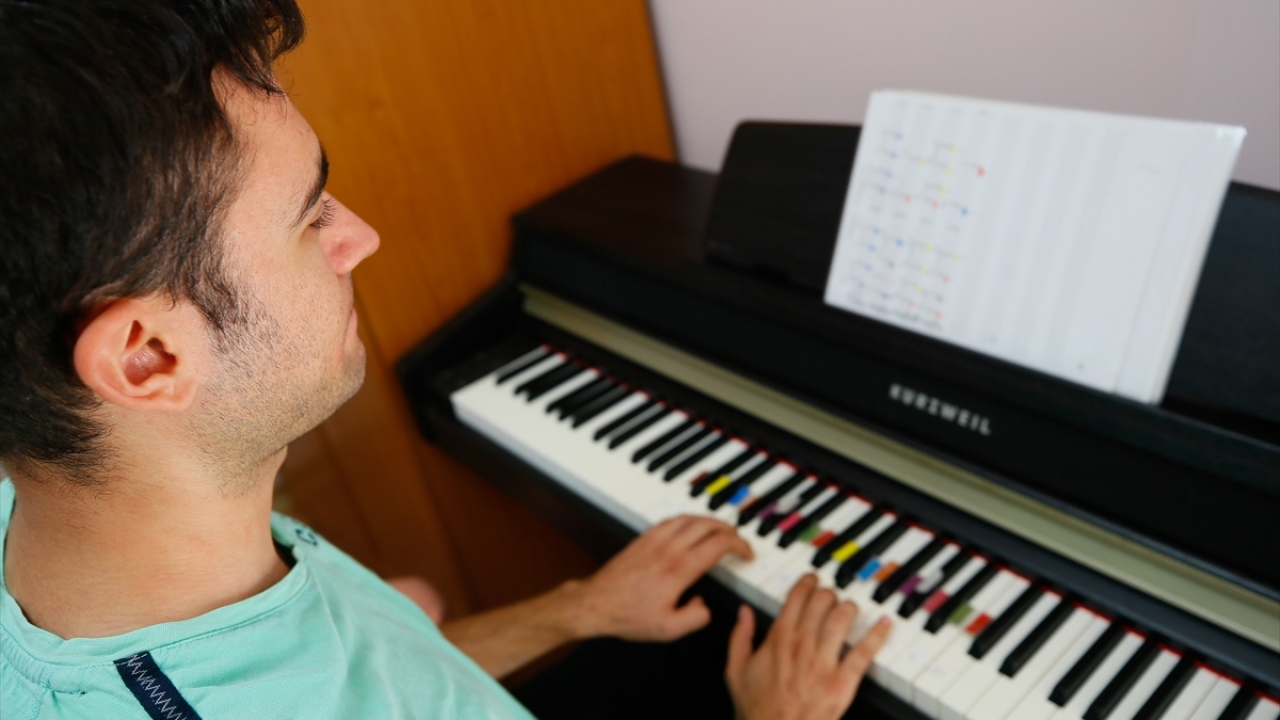 İzzet Alp İncekara, yaptığı açıklamada, otizm ve asperger sendromu nedeniyle zor günler yaşadığını, ailesinin desteği ve aldığı eğitimler sayesinde sosyalleşip otizmle yaşamayı öğrendiğini söyledi.