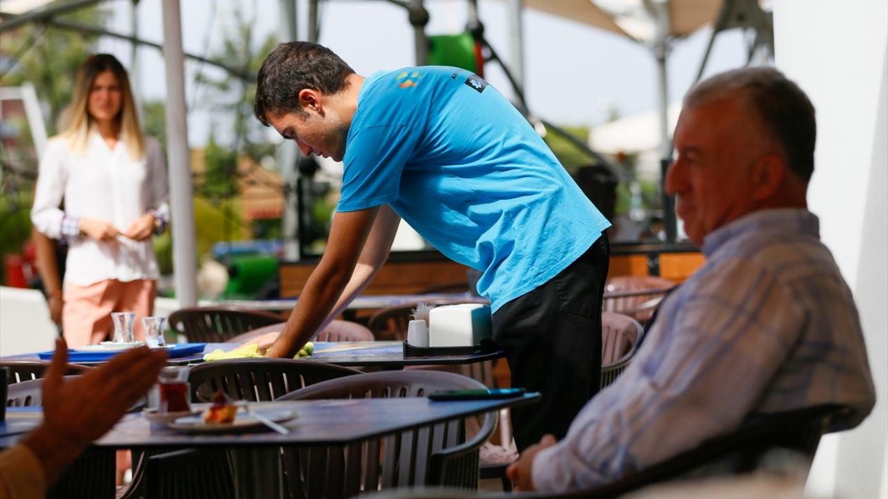 Baba Hasan İncekara da oğlunun 15 yaşına kadar kendileriyle çok fazla iletişime geçmediğini ancak iş hayatına atıldıktan sonra "kabuğunu kırdığını" kaydetti.
