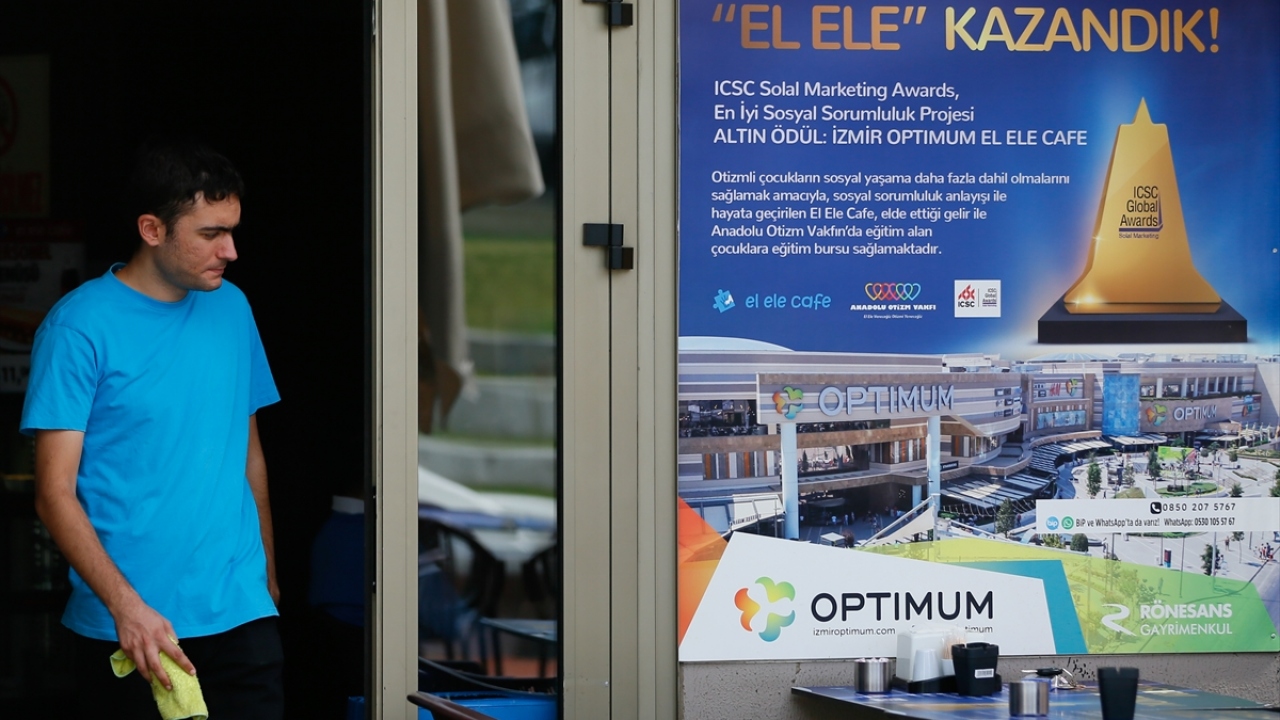 Anadolu Otizm Vakfı Yönetim Kurulu Başkanı Nüvit Uyar da İzzet Alp`in, ailesinin desteğiyle verdiği mücadeleyle otizmli öğrencilere örnek olduğunu söyledi.