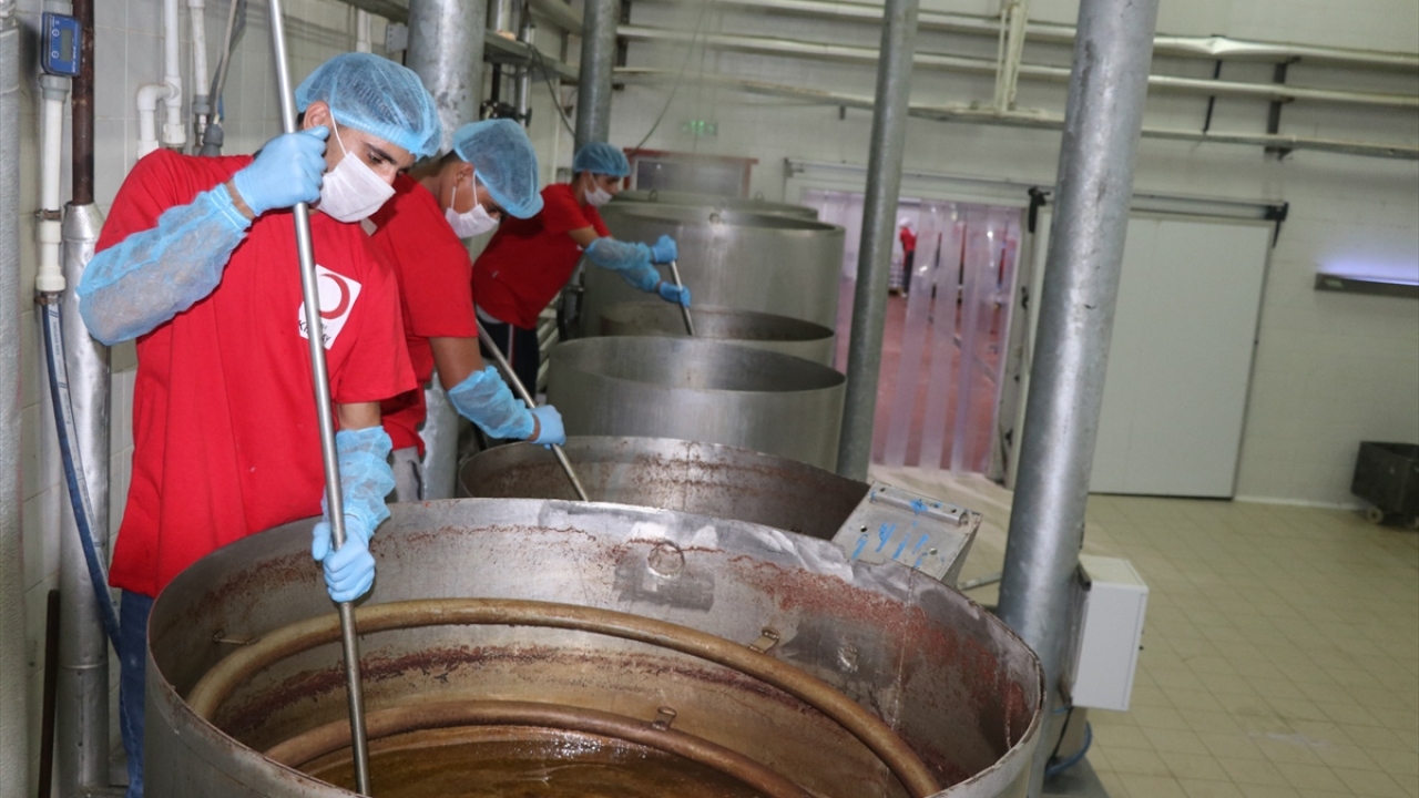 Altan, bu yıl ilk defa 5 ve 10 kilogramlık konserve hazırladıklarını, bunları afet anında aş evlerine ulaştırmak için depolarında bekleteceklerini bildirdi.