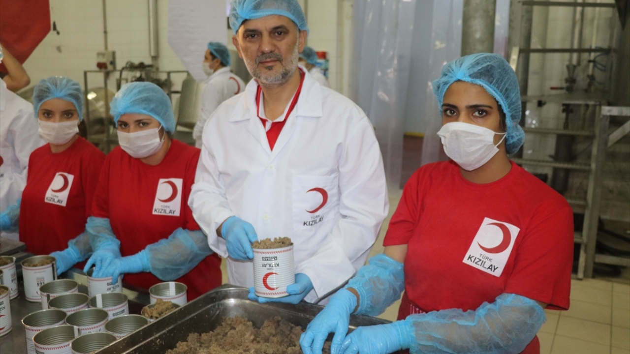 Konuşmasının ardından Altan ve törene katılanlar, tırları el sallayarak kentlere uğurladı.