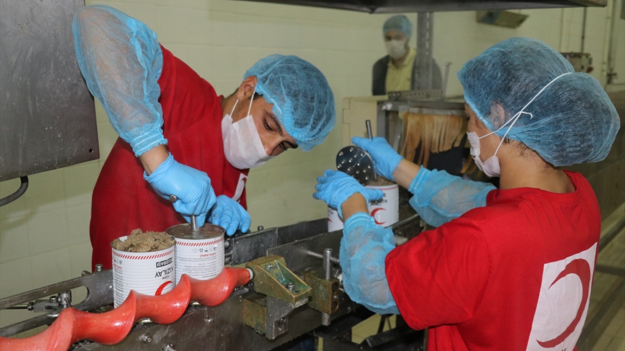 Türk Kızılay`ın, 2019 yılı kurban kampanyasında, toplamda 1 milyon 100 bin adet konserve üretmeyi ve ihtiyaç sahiplerine dağıtmayı planladığı öğrenildi.