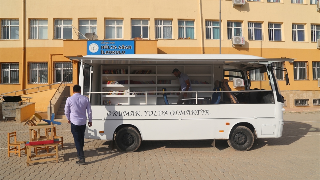 Proje kapsamında hayırseverlerin desteğiyle bir minibüs temin edildi. Öğretmenler, minibüsü dizayn ederek içine kitaplık ve zeka oyunlarının olduğu alan ve sanat atölyesi kurdu.