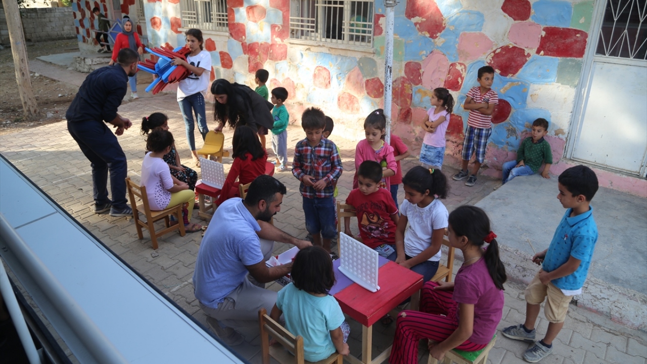 "Minibüsü gören çocuklar koşa koşa geliyor"