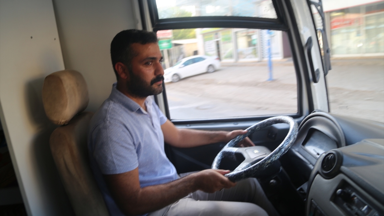 İki öğretmen okul saatleri dışında minibüse doldurdukları kitap ve zeka oyunlarını köy köy gezerek çocuklara ulaştırmaya başladı. 