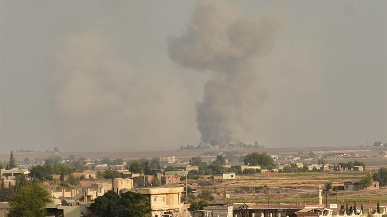Ceylanpınar ilçesinin karşısındaki Resulayn`ın bazı bölgelerinden dumanların yükseldiği gözlendi.