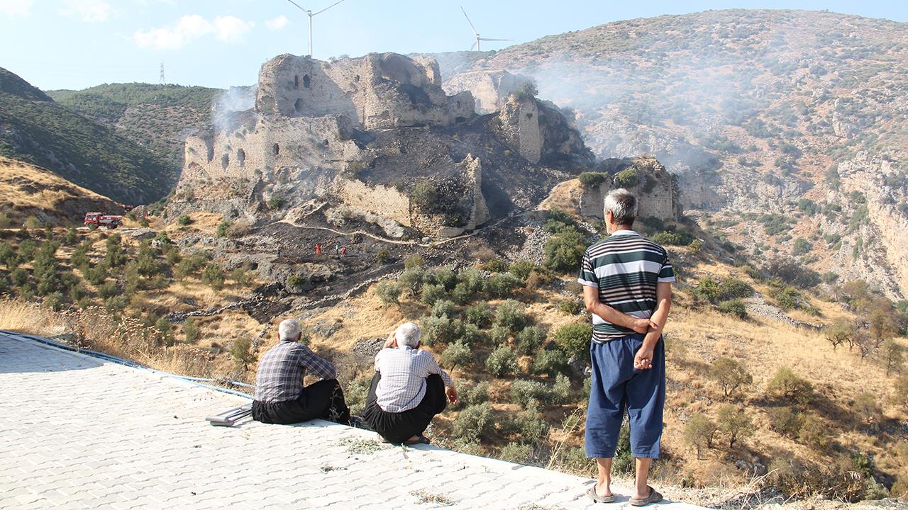 Alınan bilgiye göre, ilçeye bağlı Bakras Mahallesi`ndeki tarihi kale yakınlarında bulunan zeytinlik alanda henüz bilinmeyen nedenle yangın çıktı.