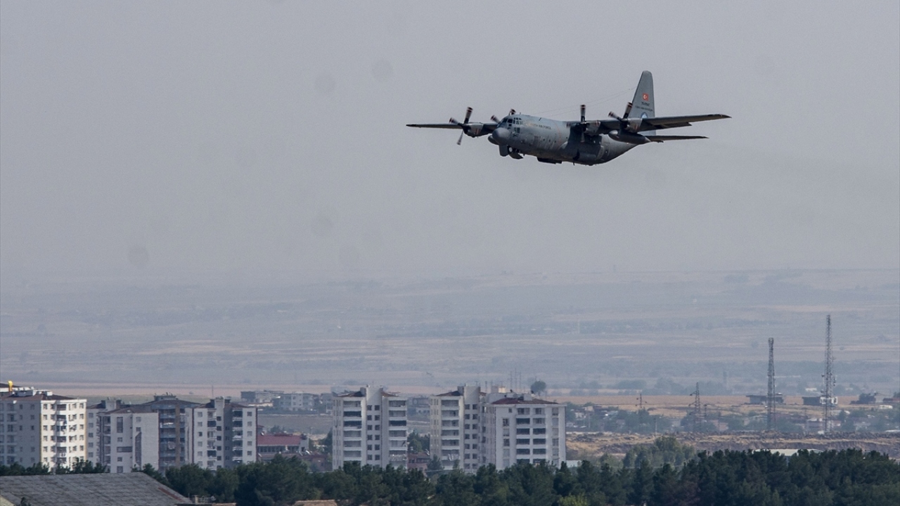 Türk Silahlı Kuvvetleri`nin (TSK), Suriye Milli Ordusu`yla birlikte Suriye`nin kuzeyinde YPG/PKK ve DEAŞ terör örgütlerine karşı Barış Pınarı Harekatı`nı başlatmasının ardından Diyarbakır 8. Ana Jet Üssü`nde hava hareketliliği yaşanıyor.