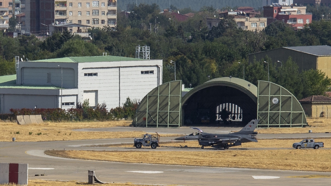  Üsse zaman zaman askeri kargo uçakları da iniyor. 