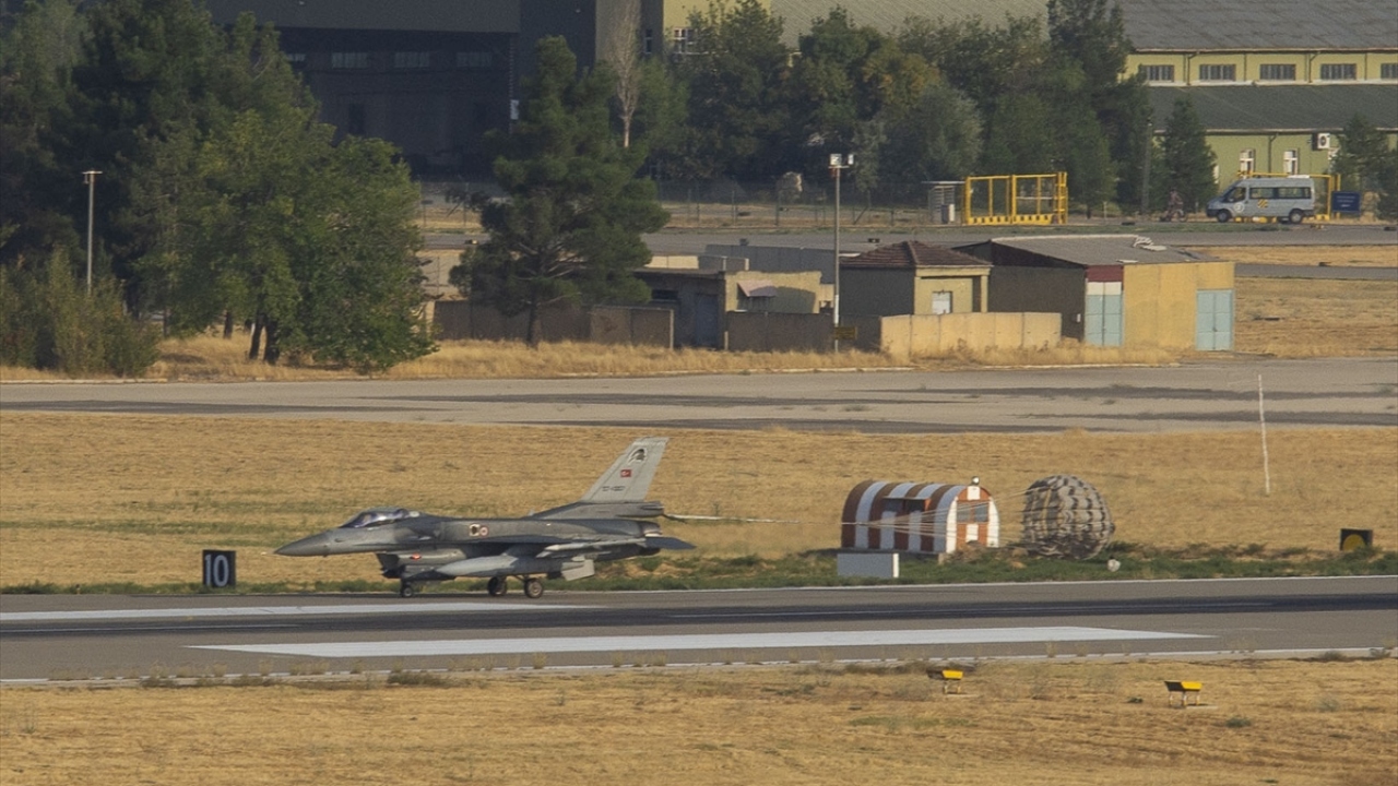 Bazı Türk savaş uçakları üsten kalkış yaparken bazıları üsse iniş yapıyor, bazı uçaklar ise pistte hazır bekletiliyor.