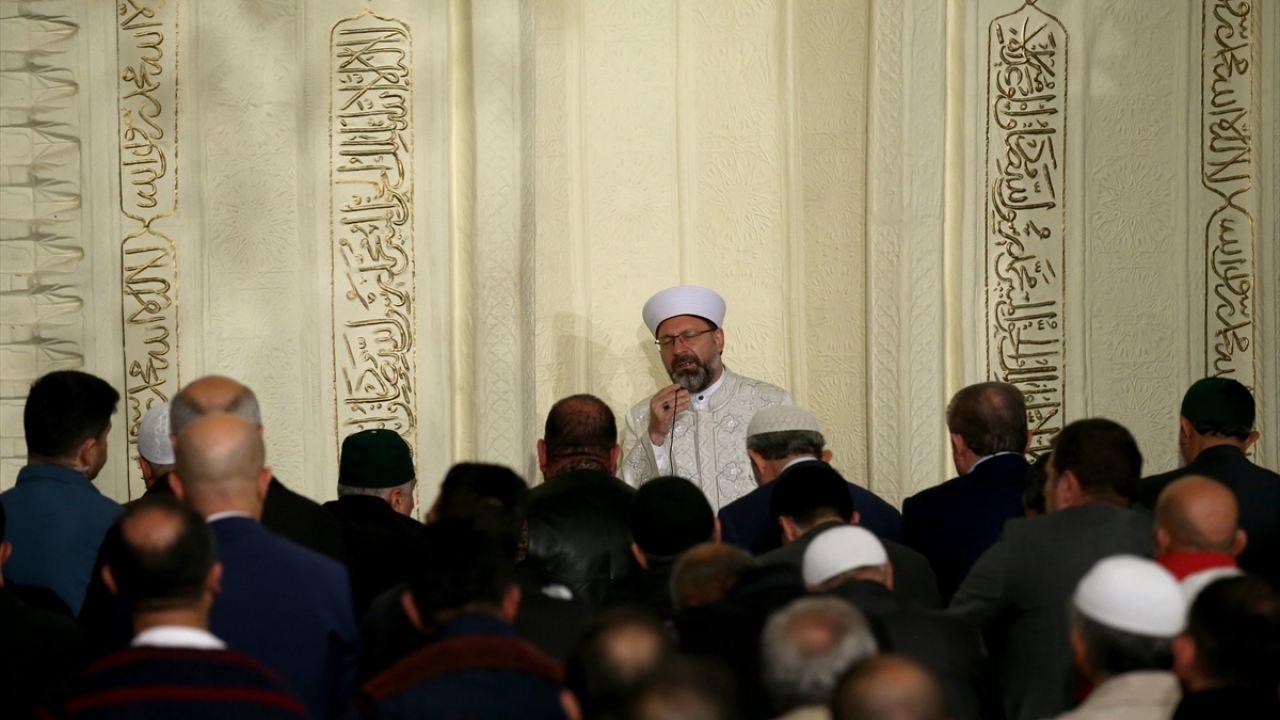 Türk Ordusu`nun İslam aleminin her köşesini işgale yeltenen zalim ve zorba güçlerin planlarına karşı, milletin ve bölgenin huzuru, barışın ve güvenliğin tesisi, ümmetin onuru için mücadele ettiğini belirten Erbaş, şöyle devam etti: 