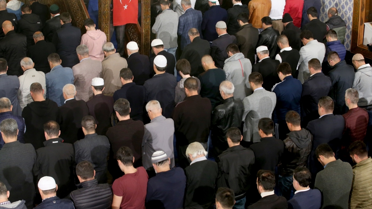 "Milletimizi, ordumuzu, yurdumuzu ebediyen payidar eyle Allah`ım"