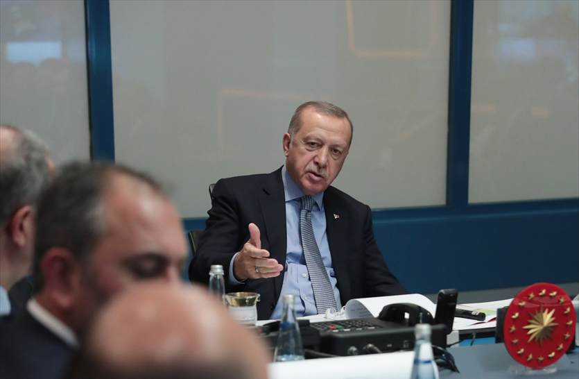 Cumhurbaşkanlığından toplantıya ilişkin yeni paylaşılan görüntülerde Erdoğan, toplantıya katılanlara teşekkürlerini ileterek, bölgeden video konferans yaptığı komutanlara başarılı ve emniyetli uçuşlar temennisinde bulundu.