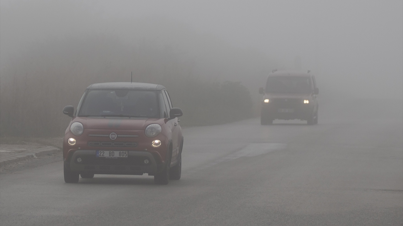 İl Emniyet Müdürlüğü ekipleri, trafiğin yoğun olduğu bölge ve kavşaklarda sürücüleri dikkatli olmaları yönünde uyardı.