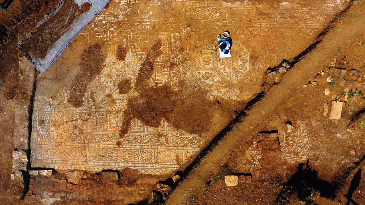 Güreci köyü Üstünlü mevkisinde koruma altına alınan yaklaşık 120 metrekarelik mozaiğin, geç Roma ve erken Doğu Roma (Bizans) yerleşiminde bulunduğu belirlendi.