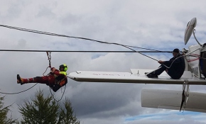 Elektrik tellerinde asılı kalan uçağın pilotu kurtarılmayı bekledi