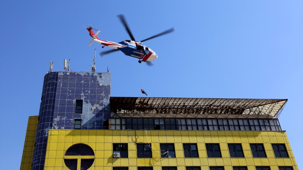 Ağır hasarlı olması nedeniyle binaya giremeyen ekipler, çatıda mahsur kalanları almak için bölgeye kurtarma helikopteri yönlendirdi.