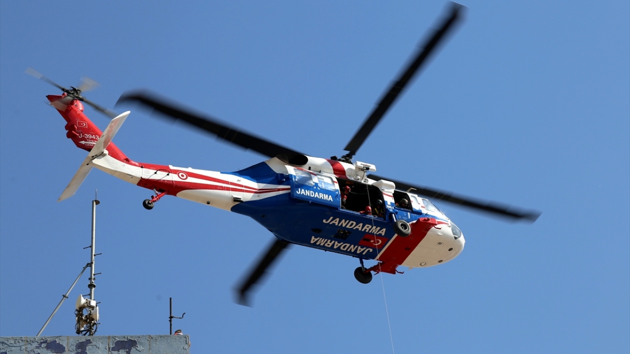 Tatbikatı, oluşturulan kriz masasında takip eden Vali Vahdettin Özkan, gazetecilere yaptığı açıklamada, senaryo gereği binanın ağır hasarlı olması nedeniyle ekiplerin binaya giremediğini söyledi.