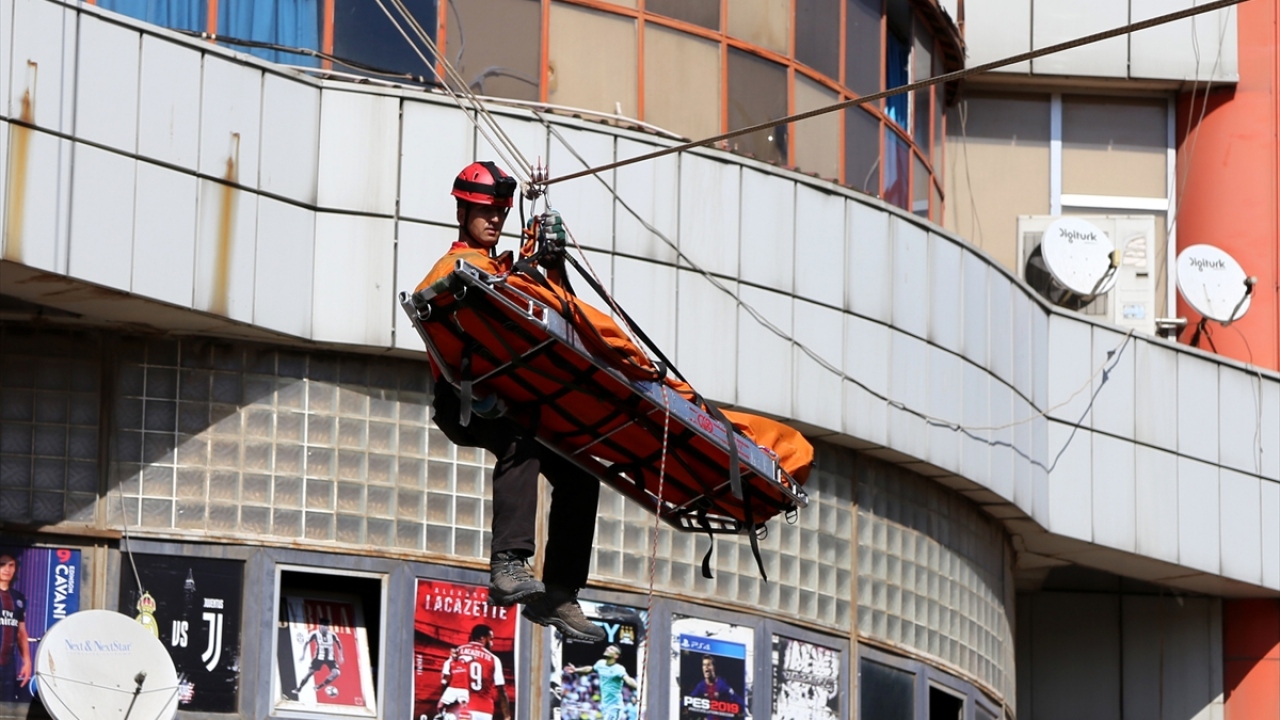 Sedyeye alınan yaralı, halat yardımıyla sorunsuz şekilde aşağı indirilerek sağlık görevlilerine teslim edildi. 