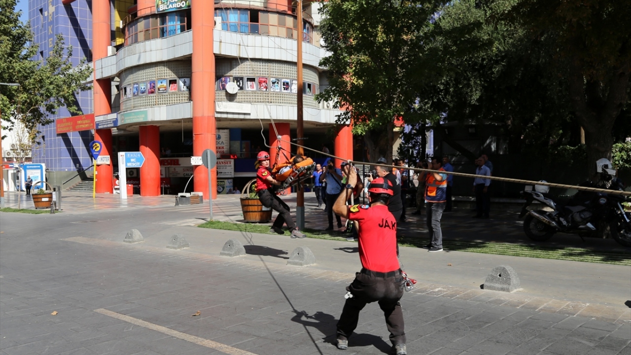 Gerçeği aratmayan tatbikatı çok sayıda vatandaş takip etti.