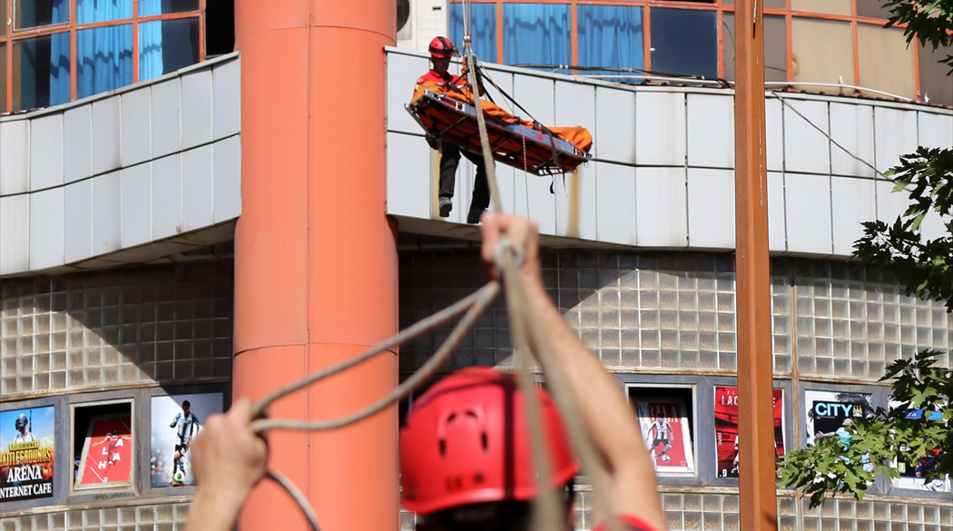 Helikopterden binanın çatısına inen ekipler, buradakileri halat yardımıyla çekti.