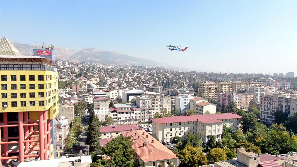 Afet Yönetim ve Karar Destek Sistemi`nde (AYDES) toplanan bilgiler, AFAD Başkanlığı Afet ve Acil Durum Merkezi`ndeki ekranlardan takip edildi.