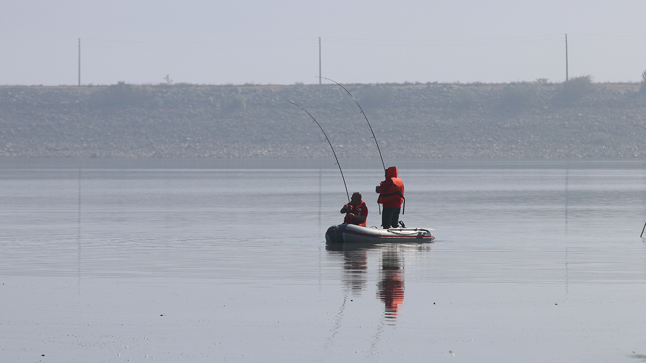 Gölköy Sulama Barajı`nda gerçekleştirilen yarışmada, çeşitli illerden 25 takımdan 100 katılımcı mücadele ediyor.