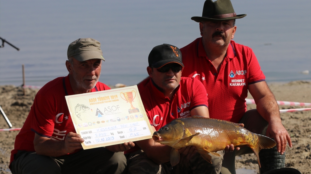 Yarışmada katılımcılar, gölden yakaladıkları balıkları boy ve ağırlıklarını ölçtükten sonra yeniden suya bırakıyor. 
