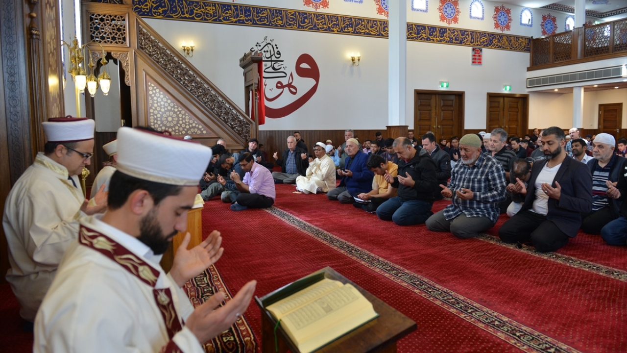 Avustralya Milli Görüş Teşkilatlarına bağlı camilerde de cuma hutbelerinde harekatın başarıyla sonuçlanması ve bölgeye huzur gelmesi için dua okundu.