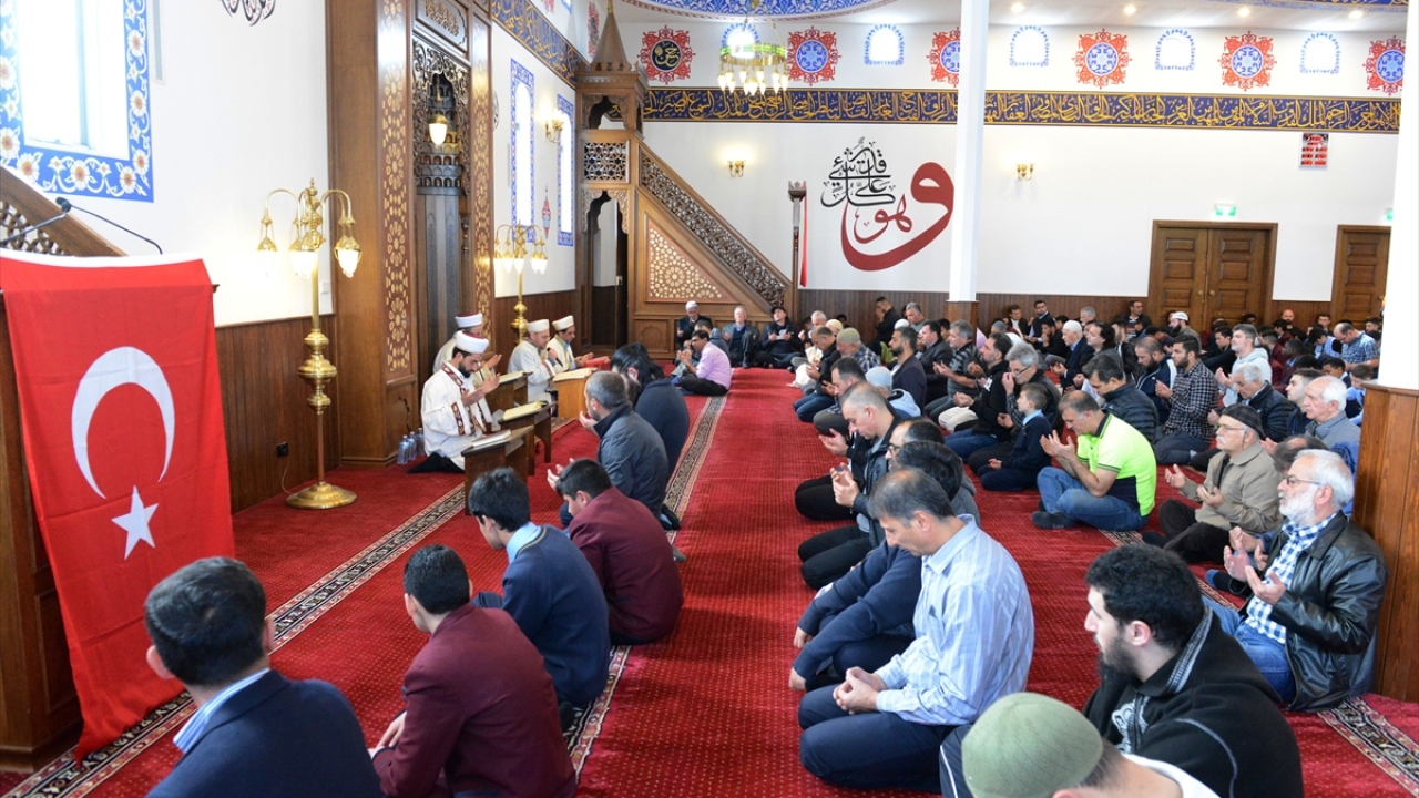 Mehmetçiklerin şehit vermeden harekatı tamamlaması için dua ettiğini belirten Mustafa Emre de "İnşallah en kısa zamanda başarıya ulaşırız, sağ salim hiçbir şehit vermeden." dedi.