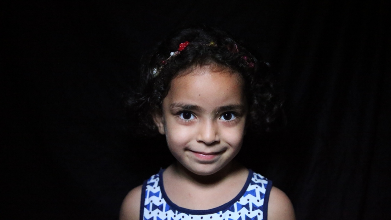 Babasını Hama`da savaş uçaklarının saldırısında kaybeden 6 yaşındaki Rihab Ebu Linas, Reyhanlı Eğitim Köyü`nde eğitimini sürdürüyor.