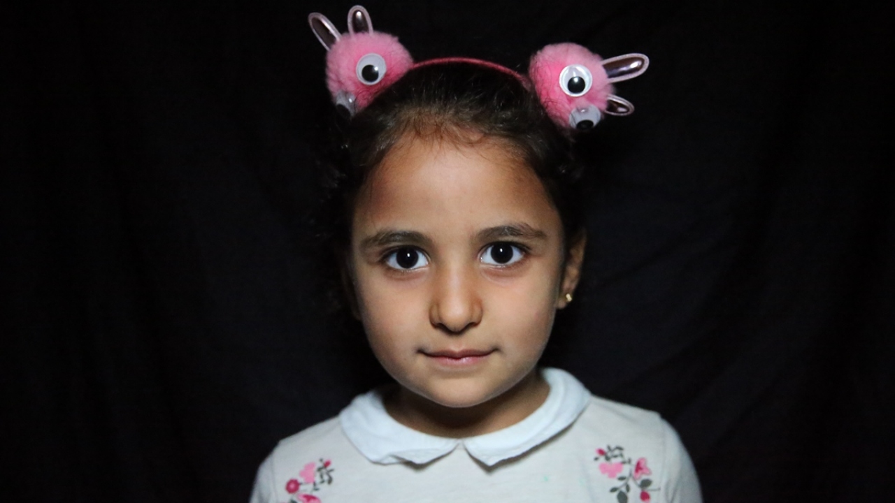 Babasını Halep`te kaybeden 5 yaşındaki Neval Diib, Reyhanlı Eğitim Köyü`nde eğitimini sürdürüyor.